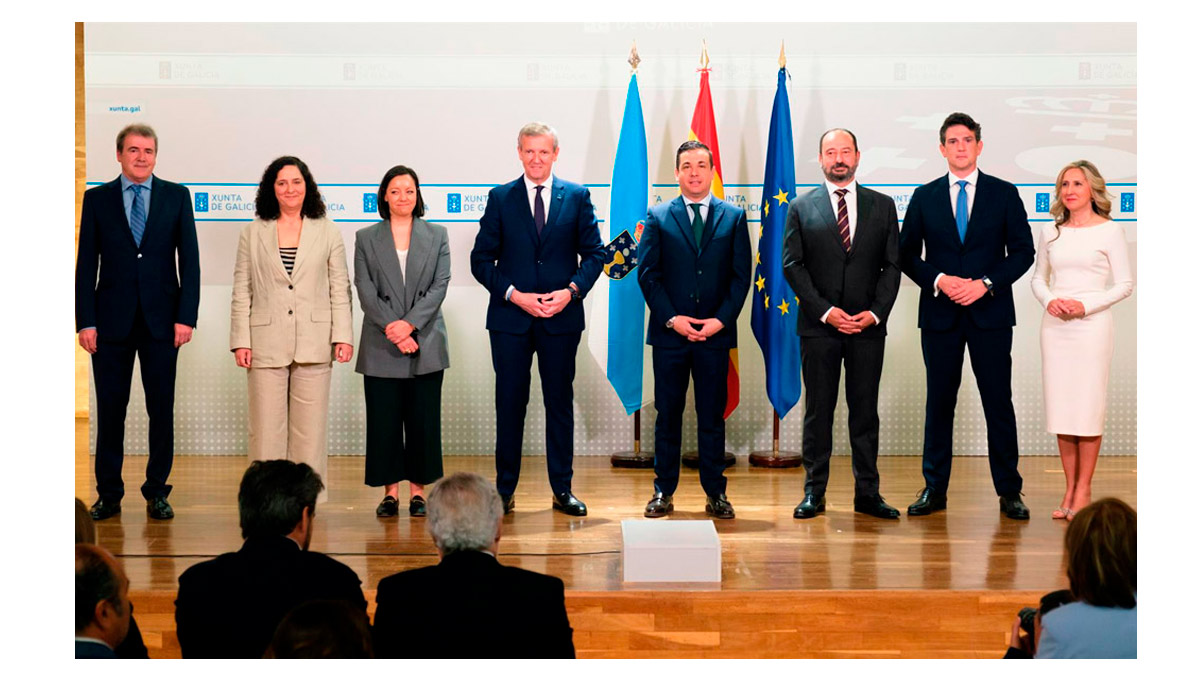 De izquierda a derecha: Manuel Pardo, delegado de la Xunta en Ourense; Belén do Campo, delegada de la Xunta en A Coruña; Isabel Concheiro, directora xeral de Asuntos Constitucionais; Alfonso Rueda, presidente de la Xunta; Pedro Rojo, secretario xeral de Medios; Xosé Manuel Merelles, director de la Axencia de Turismo de Galicia; Javier Arias, delegado de la Xunta en Lugo; y Martina Aneiros, delegada de la Xunta en Ferrol. David Cabezón Xunta