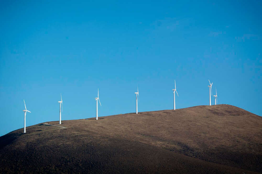 Varios aerogeneradores en el parque eólico de Vilachá (Lugo)