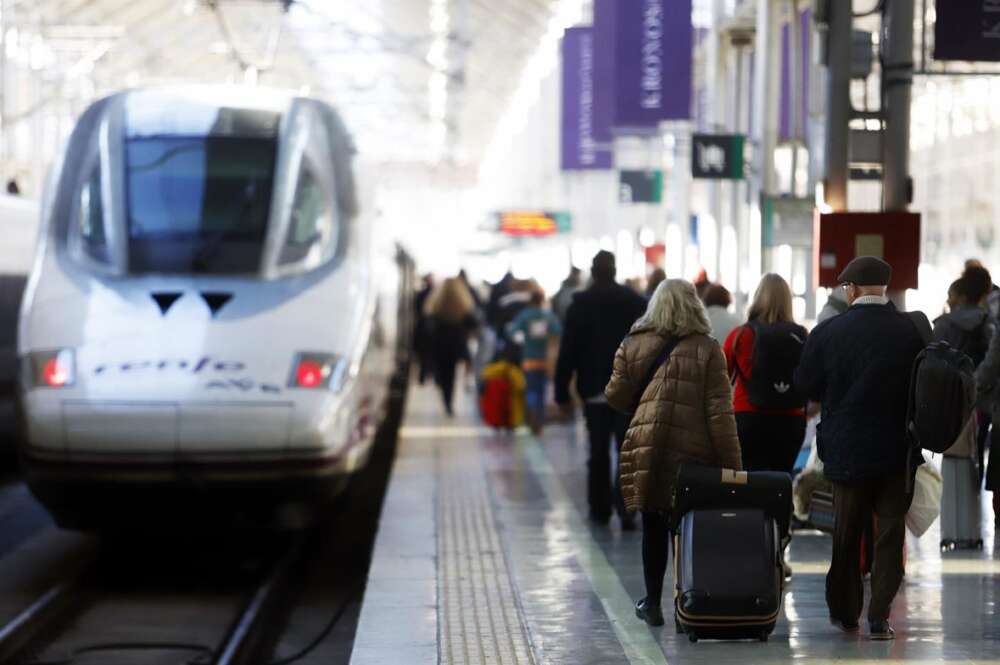 Varios viajeros en una estación de tren / Álex Zea / Europa Press