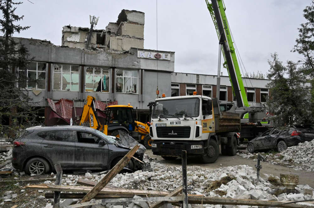 Rescatistas ucranianos trabajan en el lugar de un ataque con misiles en Chernihiv, norte de Ucrania, el 17 de abril de 2024, en medio de la invasión rusa