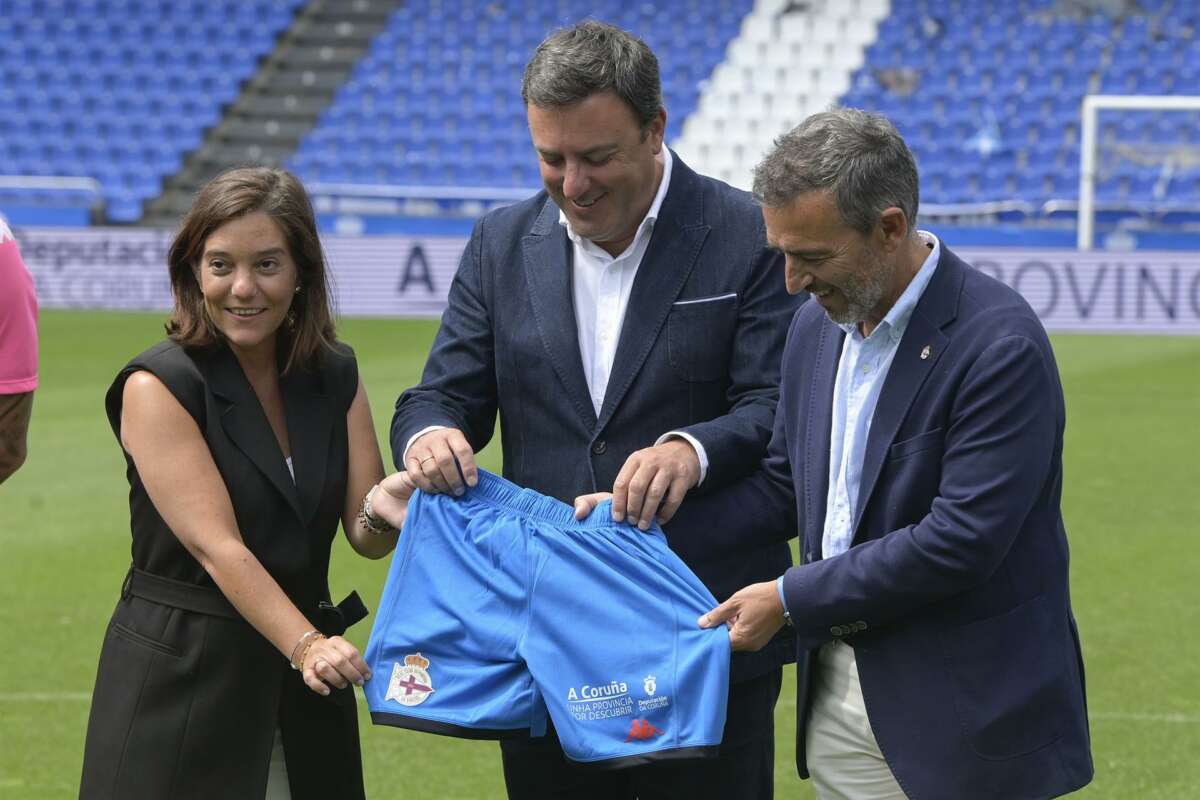 La alcaldesa de A Coruña, Inés Rey (i), el presidente de la Diputación de A Coruña, Valentín González Formoso (c) y el presidente del Deportivo de A Coruña, Alvaro García Diéguez (d) posan durante la presentación de las equipaciones del club para la temporada 2023-2024. EFE / Moncho Fuentes