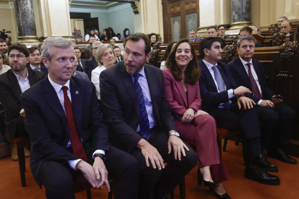 El ministro de Transportes y Movilidad Sostenible, Óscar Puente (2i), junto al presidente de la Xunta, Alfonso Rueda (i); y la alcaldesa de A Coruña, Inés Rey (3d), entre otros, durante la presentación del avance del Plan Director del Corredor Atlántico para Galicia, este jueves. EFE/ Kiko Delgado