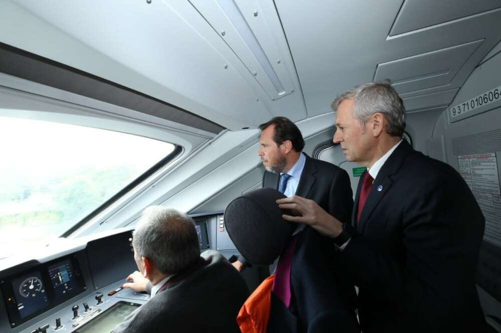 El ministro de Transportes, Óscar Puente, y el presidente de la Xunta, Alfonso Rueda, en el viaje de simulación comercial con los trenes Avril