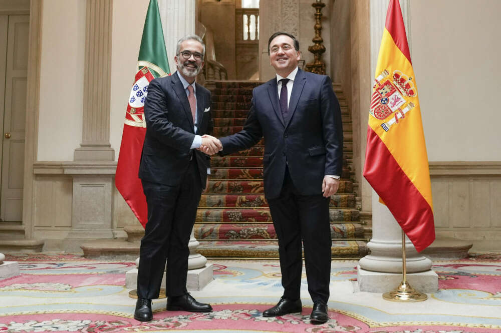 El ministro de Asuntos Exteriores, José Manuel Albares (d), se reúne con su homólogo de Portugal, Paulo Rangel, en el Palacio de Viana, Madrid