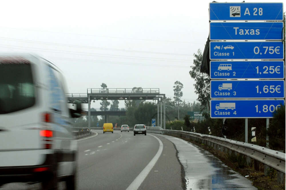 Advertencia de peajes en la autopista A-28 / Lusa