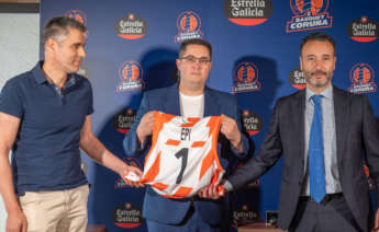 Carlos Fernández, vicepresidente del Leyma Básquet Coruña, junto a Diego Epifanio, entrenador del Leyma Básquet Coruña, y Roberto Cibeira, presidente del club herculino, durante la presentación del nuevo técnico