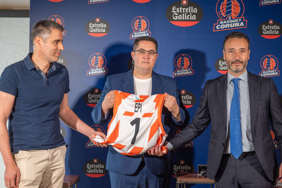 Carlos Fernández, vicepresidente del Leyma Básquet Coruña, junto a Diego Epifanio, entrenador del Leyma Básquet Coruña, y Roberto Cibeira, presidente del club herculino, durante la presentación del nuevo técnico