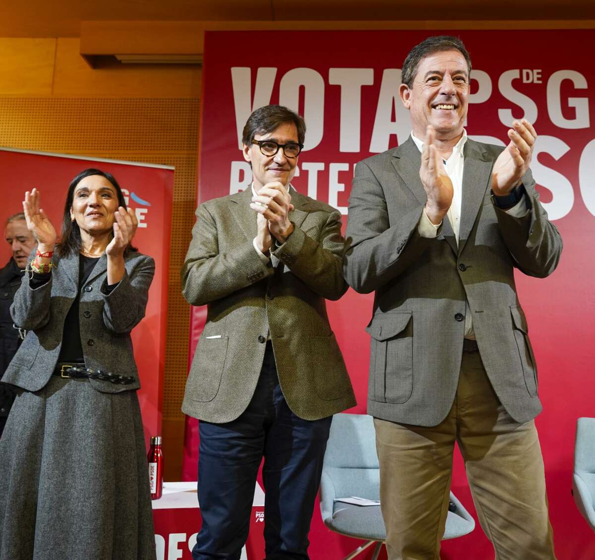 La diputada del PSdeG por Ourense, Carmen Rodríguez Dacosta; el secretario general del PSC, Salvador Illa; y el secretario xeral del PSdeG, José Ramón Gómez Besteiro, en una imagen de archivo / PSdeG