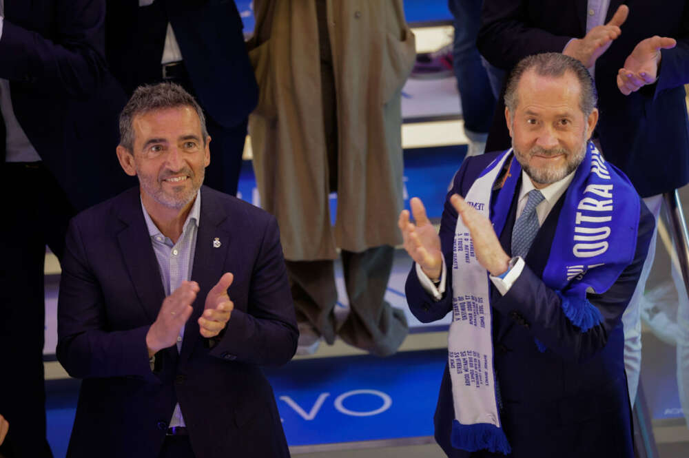El presidente de Abanca, Juan Carlos Escotet (d), recibe al presidente del Deportivo, Álvaro García Diéguez (i), tras haber logrado en la tarde de ayer domingo el ascenso a LaLiga Hypermotion. EFE/Cabalar
