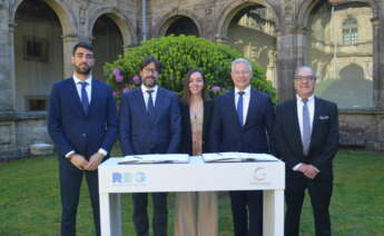 Emilio Bruquetas y José Núñez García, junto a los equipos de Recursos de Galicia y Galenergy, tras la firma del acuerdo