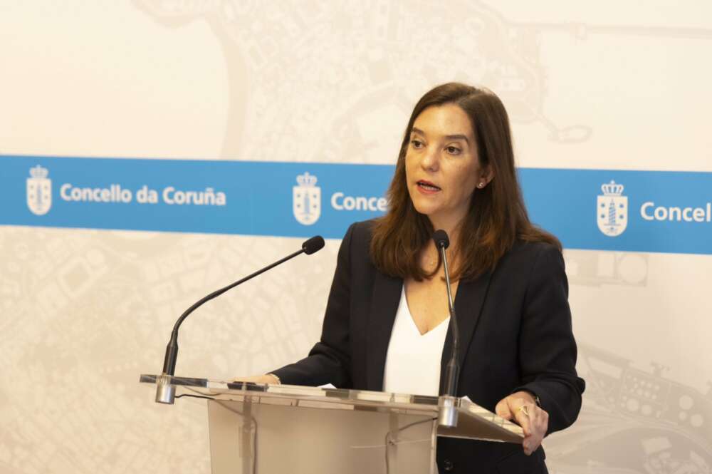 La alcaldesa de A Coruña, Inés Rey, durante la rueda de prensa que ha tenido lugar para explicar el estado de las negociaciones con el Deportivo y Abanca para la nueva concesión del Estadio de Riazor