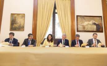 La alcaldesa de A Coruña, Inés Rey, el presidente de la Xunta, Alfonso Rueda, el presidente de la Autoridad Portuaria, Fernández Prado, y representantes de Puertos del Estado, Adif, Ministerio de Transportes firman un protocolo sobre la ordenación de terrenos del puerto