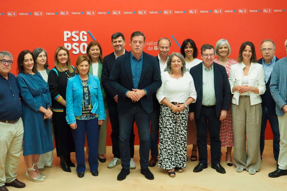 El secretario xeral del PSdeG, José Ramón Gómez Besteiro, junto a los representantes del partido en la reunión de la interparlamentaria - PSDEG