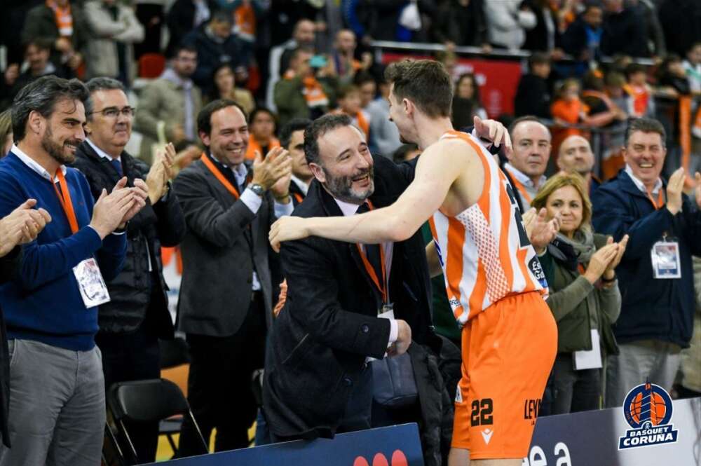 Roberto Cibeira, CEO de Pontegadea y presidente del Básquet Coruña, saluda al jugador Aleix Font. Al fondo, José Arnau, vicepresidente de Inditex y Pontegadea. Foto: Básquet Coruña