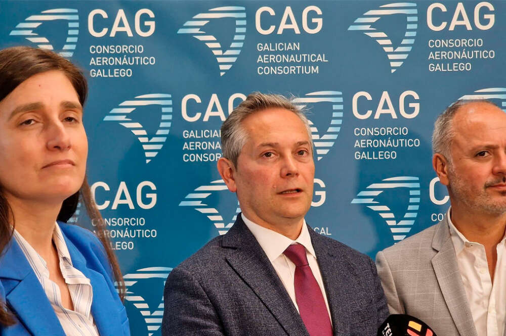 La directora xeral de Estratexia Industrial e Solo Empresarial de la Xunta, Margarita Ardao; el presidente del Consorcio Aeroespacial Gallego (CAG), Enrique Mallón; el delegado del Estado en la Zona Franca de Vigo, David Regades