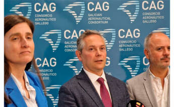 La directora xeral de Estratexia Industrial e Solo Empresarial de la Xunta, Margarita Ardao; el presidente del Consorcio Aeroespacial Gallego (CAG), Enrique Mallón; el delegado del Estado en la Zona Franca de Vigo, David Regades