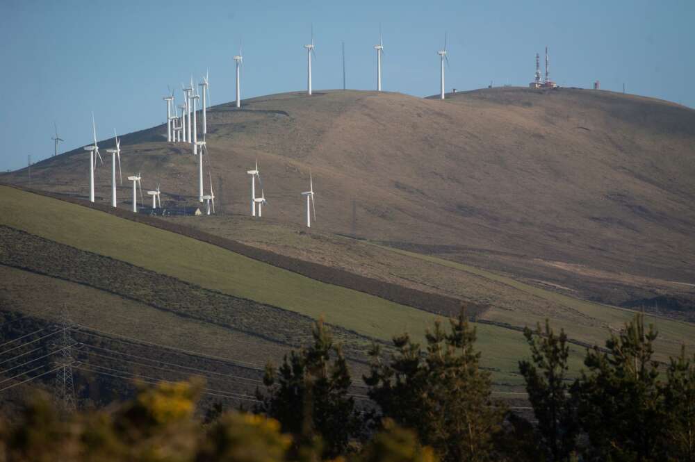 Varios aerogeneradores en el parque eólico de Vilachá, a 15 de marzo de 2024, en Lugo, Galicia (España). Dicho parque, que se encuentra entre los concellos lucenses de Ourol y Muras, ha visto paralizada (por el Tribunal Superior de Xustiza de Galicia