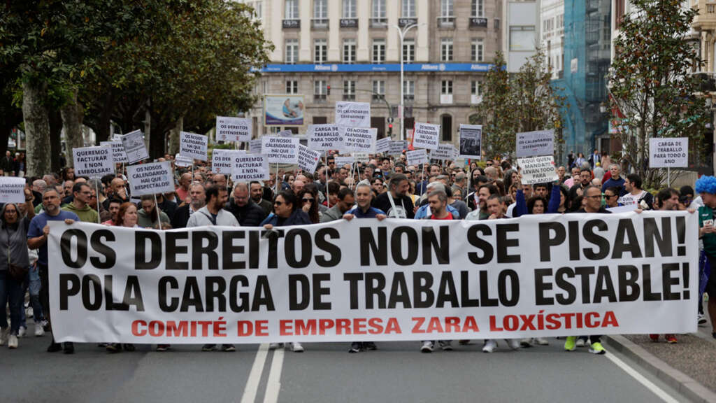 Manifestación de la plantilla de Zara Logística que ha recorrido este domingo las calles del centro de A Coruña, una marcha convocada por los sindicatos CGT, CIG, CCOO y UGT para denunciar el cambio unilateral de la empresa en los calendarios y previa a varios paros de cuatro horas anunciados. 