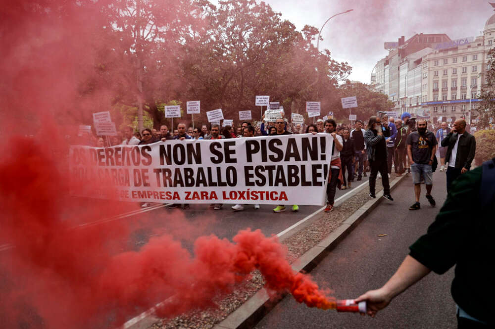 Manifestación de la plantilla de Zara Logística que ha recorrido este domingo las calles del centro de A Coruña, una marcha convocada por los sindicatos CGT, CIG, CCOO y UGT para denunciar el cambio unilateral de la empresa en los calendarios y previa a varios paros de cuatro horas anunciados.