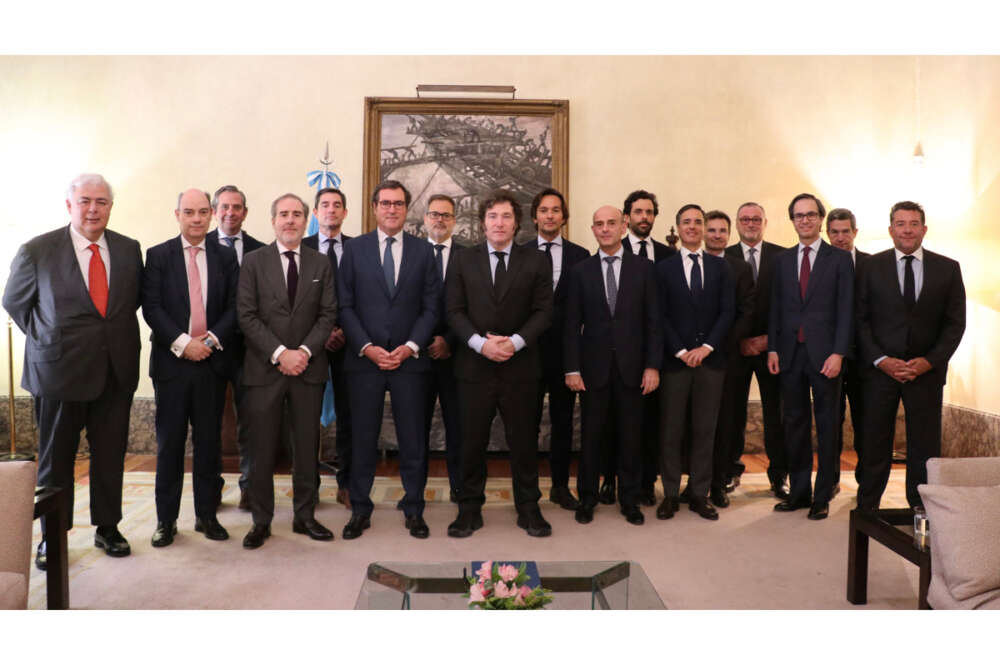 El presidente de Argentina, Javier Milei (c), junto al presidente de la CEOE, Antonio Garamendi y el resto de empresarios con los que se reunió en Madrid. El último por la izquierda, Luis de Valdivia, presidente de Ecoener