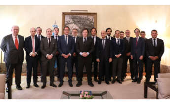 El presidente de Argentina, Javier Milei (c), junto al presidente de la CEOE, Antonio Garamendi y el resto de empresarios con los que se reunió en Madrid. El último por la izquierda, Luis de Valdivia, presidente de Ecoener