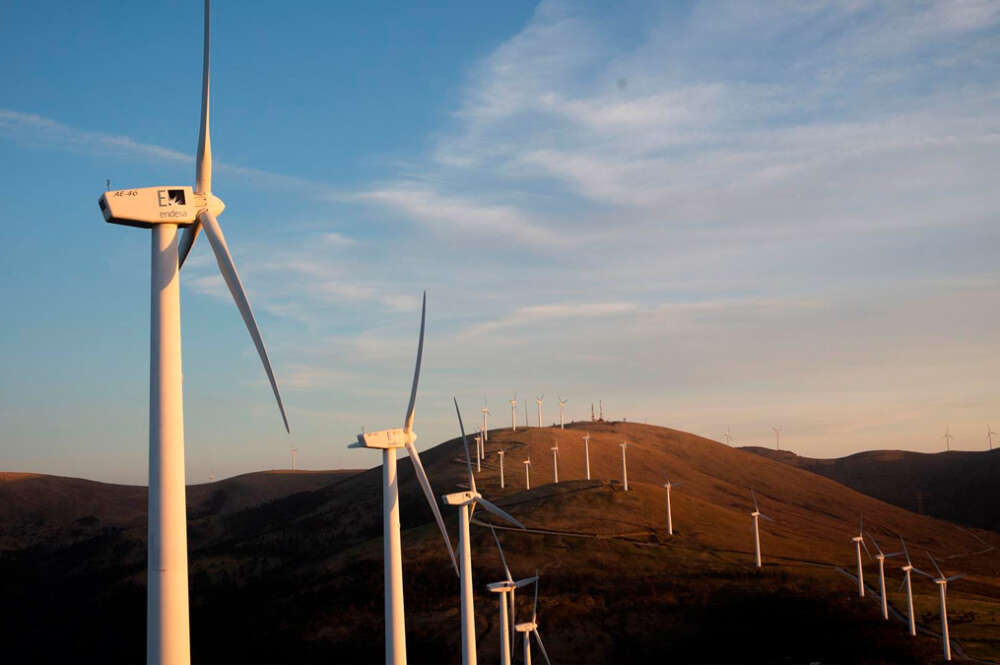 Varios aerogeneradores en el parque eólico de Vilachá, a 15 de marzo de 2024, en Lugo