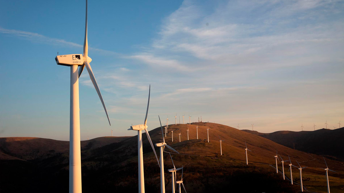 Varios aerogeneradores en el parque eólico de Vilachá, a 15 de marzo de 2024, en Lugo