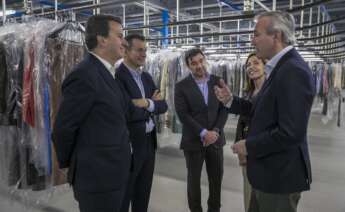 Jorge Azcón, a la derecha, actual presidente del Gobierno de Aragón, hace un año, en la inauguración de la ampliación de las instalaciones logísticas de Inditex en la Plataforma Europa