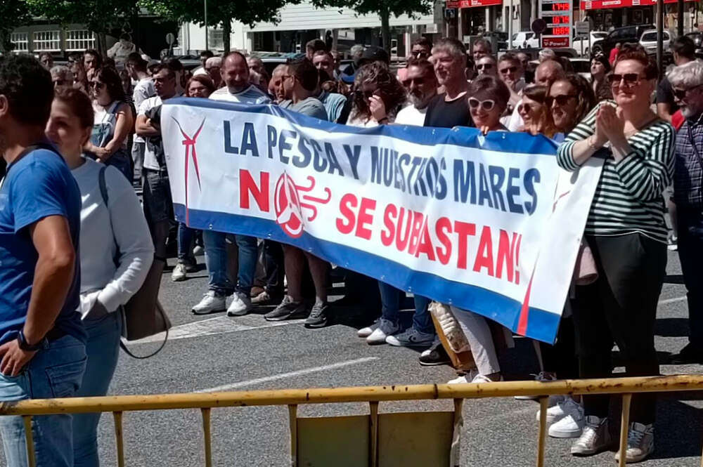 Cientos de pescadores se manifiesta en Cangas contra la eólica marina: "Nuestro mar no será vendido en subasta"