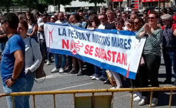 Cientos de pescadores se manifiesta en Cangas contra la eólica marina: "Nuestro mar no será vendido en subasta"