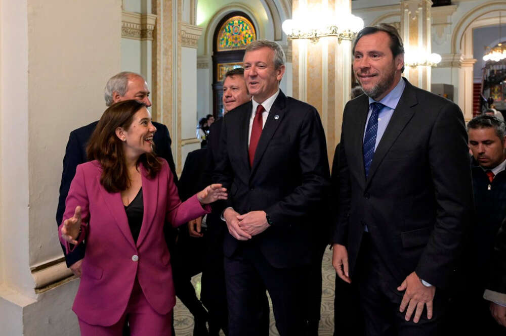 La alcaldesa de A Coruña, Inés Rey, el presidente de la Xunta de Galicia, Alfonso Rueda, y el ministro de Transportes y Movilidad Sostenible, Óscar Puente, a su llegada a la presentación del Plan Director del Corredor Atlántico