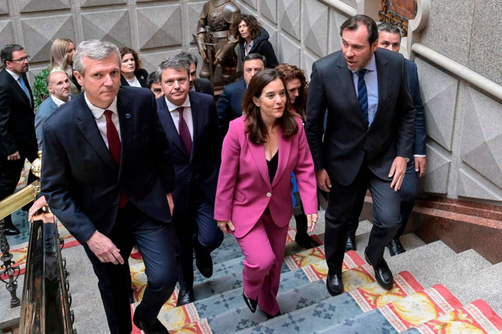 El presidente de la Xunta de Galicia, Alfonso Rueda, la alcaldesa de A Coruña, Inés Rey, y el ministro de Transportes y Movilidad Sostenible, Óscar Puente, durante la presentación del Plan Director del Corredor Atlántico