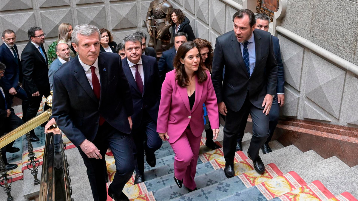 El presidente de la Xunta de Galicia, Alfonso Rueda, la alcaldesa de A Coruña, Inés Rey, y el ministro de Transportes y Movilidad Sostenible, Óscar Puente, durante la presentación del Plan Director del Corredor Atlántico