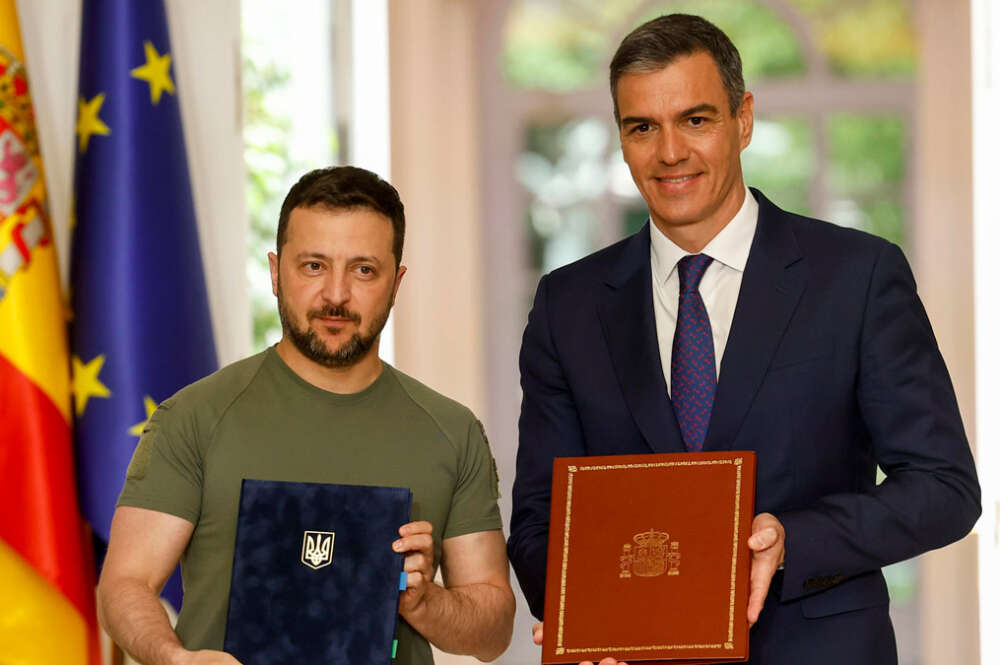 El presidente del gobierno español, Pedro Sánchez (d), y el presidente de Ucrania, Volodímir Zelenski​, posan después de firmar el "Acuerdo de Cooperación en materia de Seguridad entre España y Ucrania" este lunes en el palacio de La Moncloa en Madrid