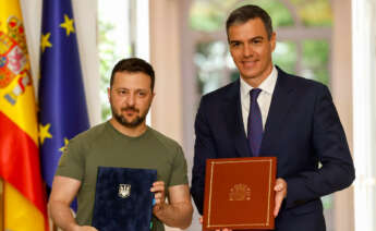 El presidente del gobierno español, Pedro Sánchez (d), y el presidente de Ucrania, Volodímir Zelenski​, posan después de firmar el "Acuerdo de Cooperación en materia de Seguridad entre España y Ucrania" este lunes en el palacio de La Moncloa en Madrid