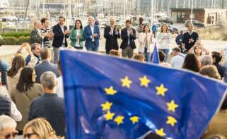 El presidente de la Xunta y el PPdeG, Alfonso Rueda, arropa en el cierre de campaña de las europeas a su candidato, Francisco Millán Mon. Foto: PPdeG