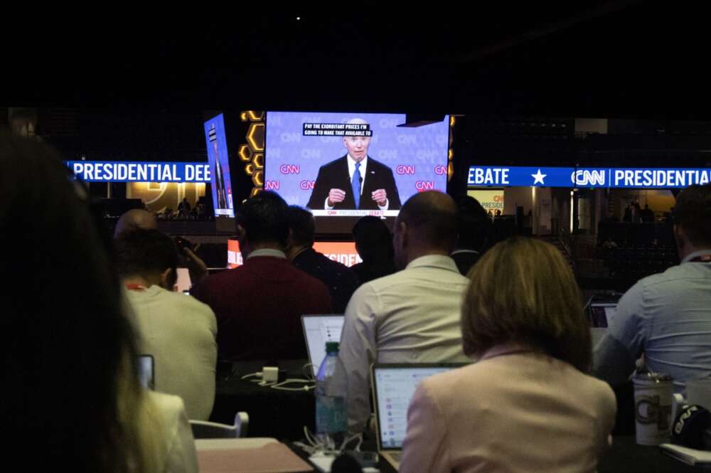 Medios siguen el primer debate presidencial de Estados Unidos, entre Joe Biden y Donald Trump. EFE/EPA/MICHAEL REYNOLDS