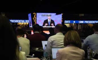 Medios siguen el primer debate presidencial de Estados Unidos, entre Joe Biden y Donald Trump. EFE/EPA/MICHAEL REYNOLDS