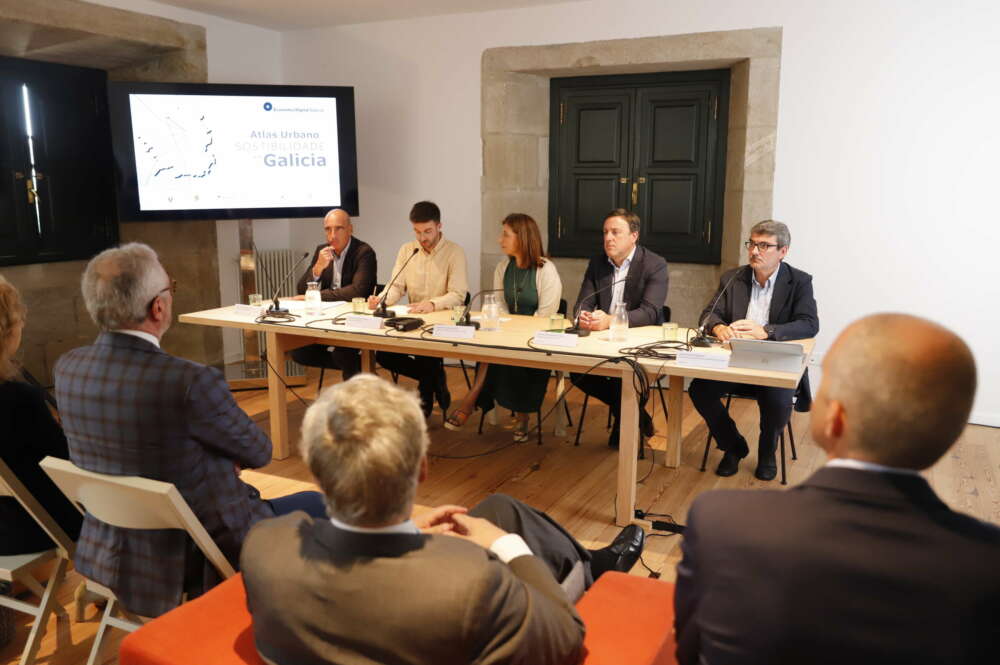 Un momento de la intervención de Manuel Vázquez, director de la Fundación RIA, en la presentación del Atlas Urbano de la Sostenibilidad en Galicia / Xurxo Lobato