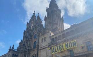 Imagen de la pancarta con el lema 'Altri Non' que Greenpeace ha desplegado sobre la fachada de la Catedral de Santiago de Compostela / Europa Press