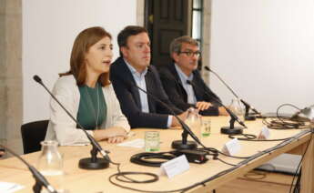 La conselleira de Medio Ambiente e Cambio Climático, Ángeles Vázquez, junto al presidente de la Deputación de A Coruña, Valentín González Formoso, y Xosé Gabriel Vázquez, coordinador del proyecto, durante la presentación del Atlas Urbano de la Sostenibilidad en Galicia. Foto: Xurxo Lobato