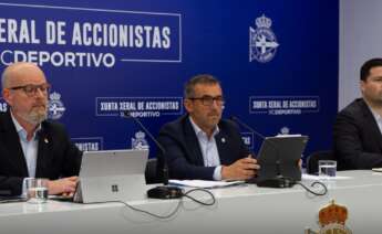 Álvaro García Diéguez, en el centro de la imagen, durante la celebración de la junta general extraordinaria de accionistas del Deportivo de La Coruña / RCDeportivo