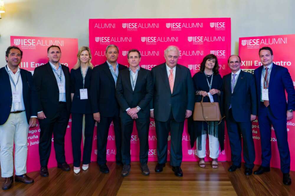 Luis de Valvidia (cuarto por la derecha), durante el encuentro Alumni IESE Galicia y Asturias