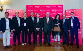 Luis de Valvidia (cuarto por la derecha), durante el encuentro Alumni IESE Galicia y Asturias