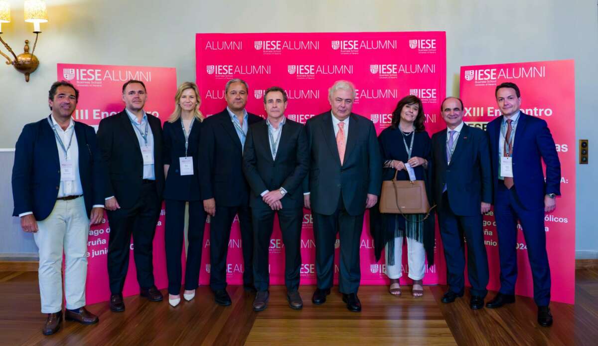 Luis de Valvidia (cuarto por la derecha), durante el encuentro Alumni IESE Galicia y Asturias