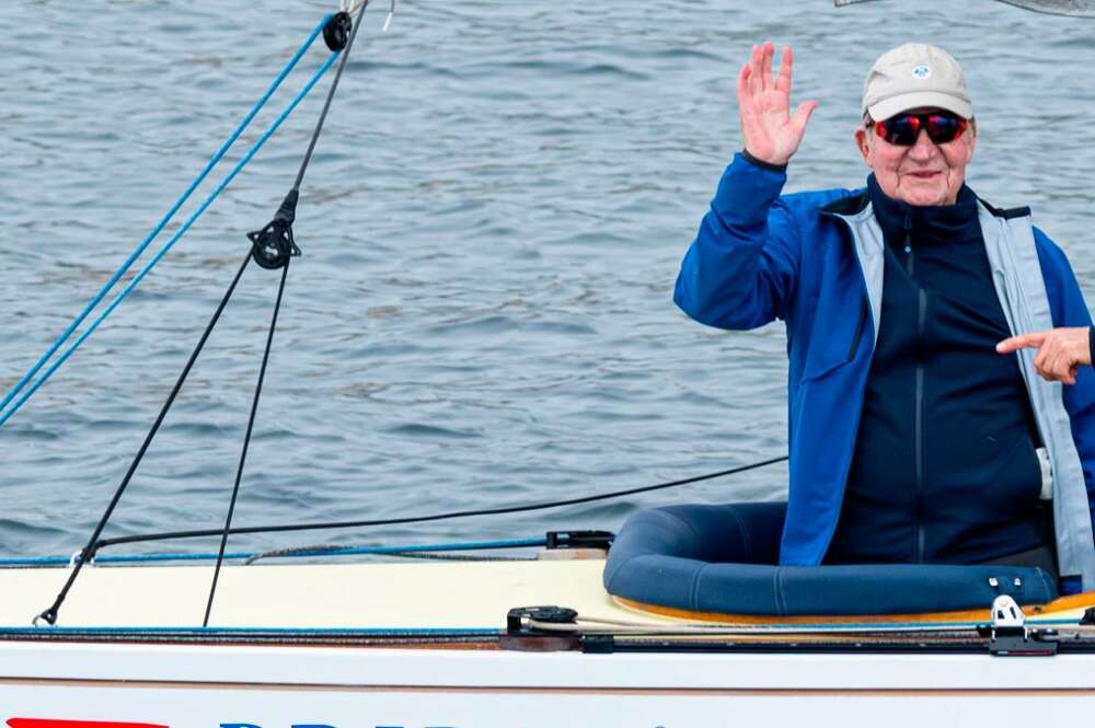 El Rey emérito Juan Carlos I participa durante las regatas en el Club Náutico de Sanxenxo, a 17 de marzo de 2024, en Sanxenxo, Pontevedra