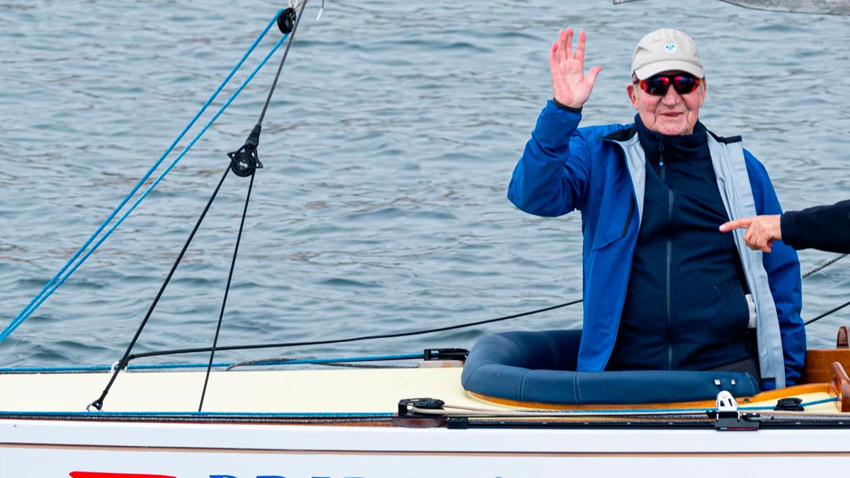 El Rey emérito Juan Carlos I participa durante las regatas en el Club Náutico de Sanxenxo, a 17 de marzo de 2024, en Sanxenxo, Pontevedra