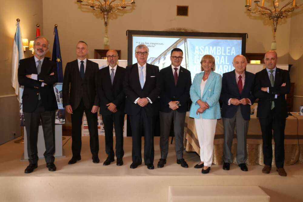 Juan Manuel Vieites junto a los presidentes provinciales de la Confederación de Empresarios de Galicia y el conselleiro de Emprego, José González