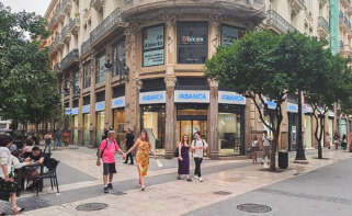 Oficina de Targobank en Valencia con su nuevo aspecto tras el cambio de marca realizado por Abanca