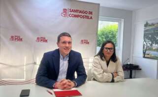 Aitor Bouza, secretario xeral del PSOE de Santiago, y la ex edil Marta Álvarez Santullano / PSdeG